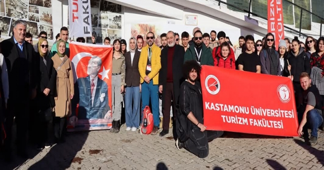 "170 Öğrenci İstiklal Yolu’nda Geçmişe Yürüdü"