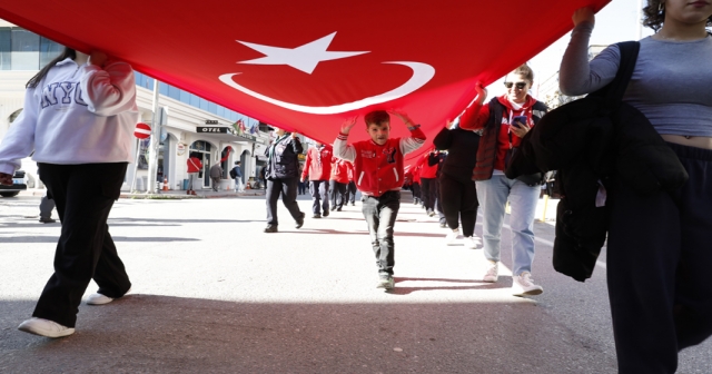 1919 metre Türk bayrağıyla Cumhuriyet Yürüyüşü düzenlendi