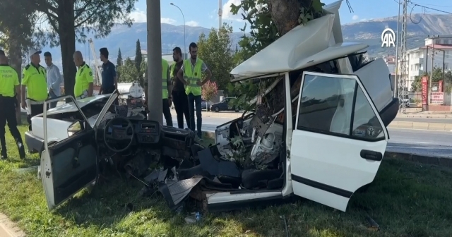 Ağaca Çarpan Otomobil İkiye Ayrıldı: 1 Ölü, 1 Yaralı