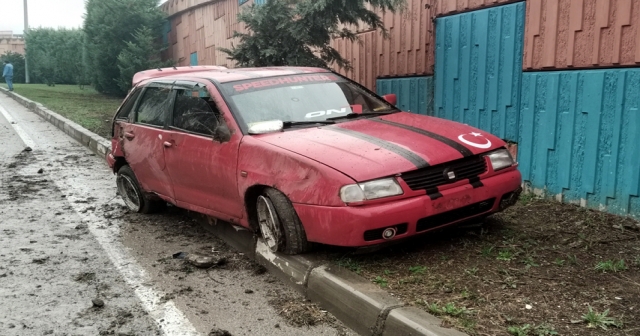 Ağaçlara çarpan otomobildeki yolcu yaralandı