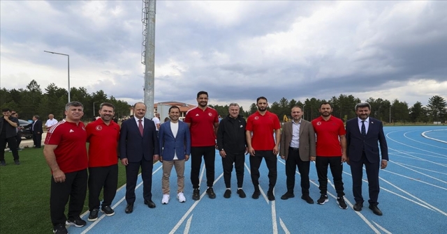 Bakan Bak, olimpiyatlara hazırlanan sporcuları ziyaret etti