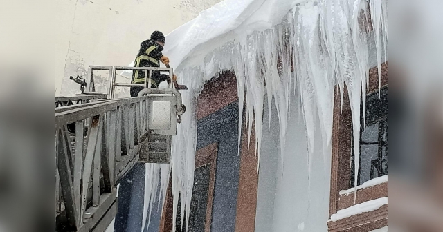 Büyükşehir Ekipleri, Buz Sarkıtlarını Temizleyerek Güvenliği Sağlıyor!