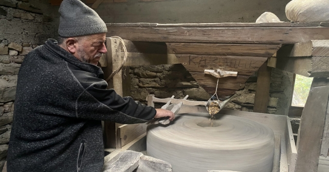 Dede yadigarı su değirmeninin taşlarını torunu döndürüyor