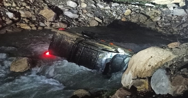 Dereye yuvarlanan arazi aracındaki 3 kişi yaralandı