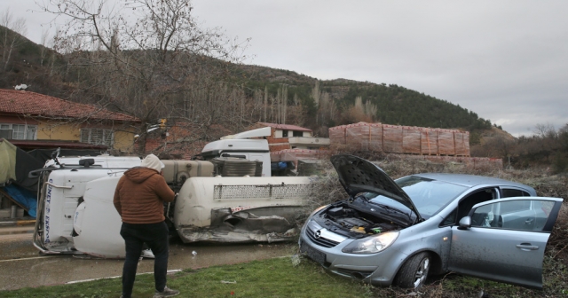 Devrilen beton mikseri kazalara neden oldu