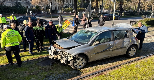 Devrilen otomobil, tramvay seferlerini aksattı