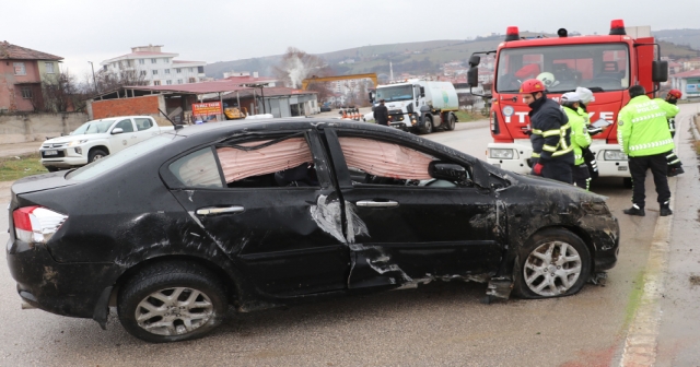 Devrilen otomobildeki 3 kişi yaralandı