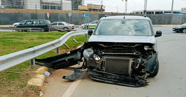 Devrilen otomobildeki baba ile oğlu yaralandı