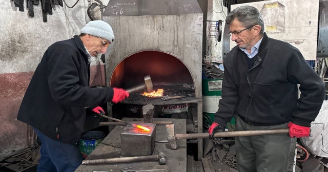 Duyma ve konuşma engelli iki kardeş 55 yıldır demircilik yapıyor