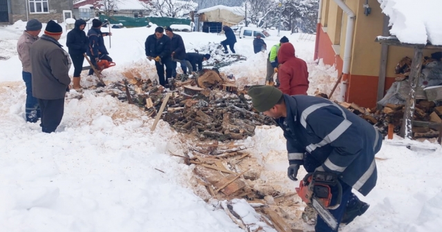 El ele verip köy okulunun kışlık odununu kestiler