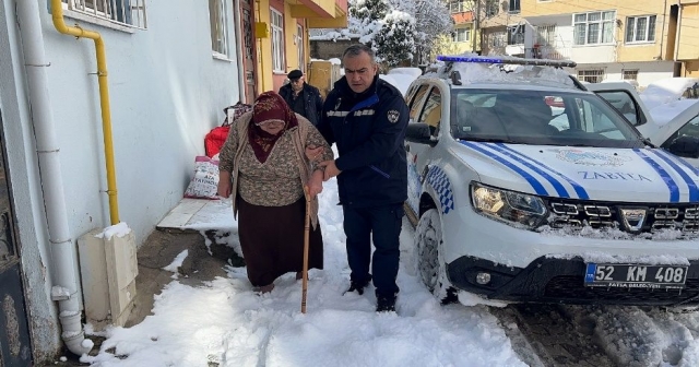 Fatsa’da Zabıta Ekiplerinden Yaşlı Çifte Destek