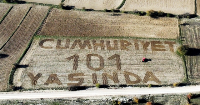 Genç çiftçi, tarlasına traktörüyle "Cumhuriyet 101 Yaşında" yazdı