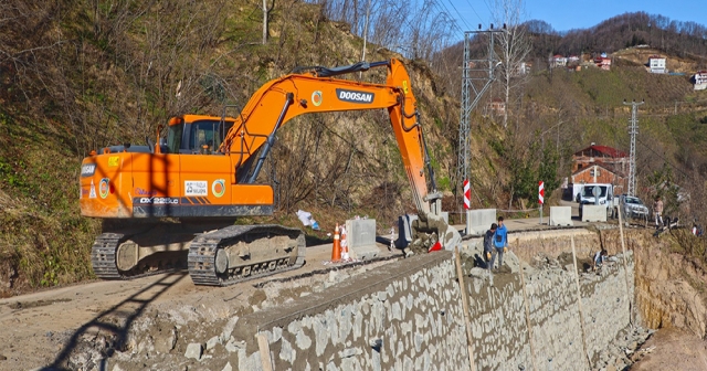 Gürgentepe’de Yolu Koruyan Taş Duvar Çalışması