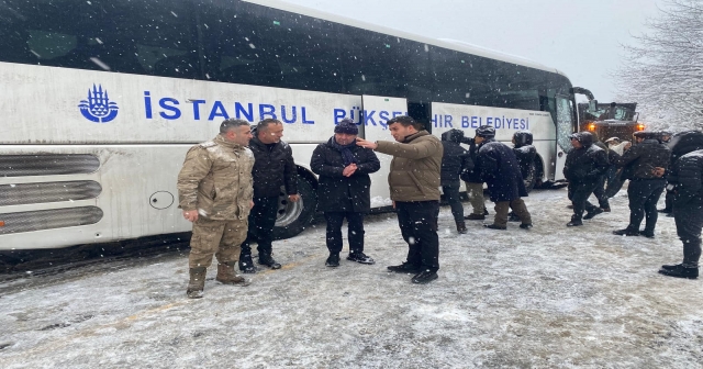 Gürgentepe'de yolda kalan araçlar kurtarıldı.