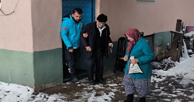 Hastaneye gidemeyen kişilerin yardımına ekipler koştu