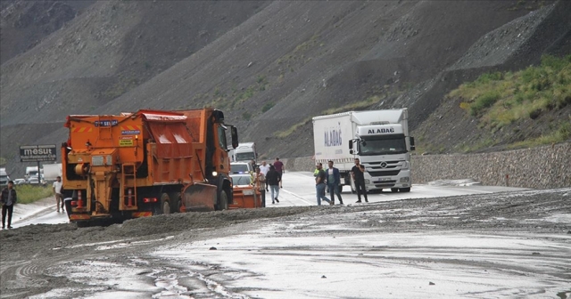 Heyelan nedeniyle ulaşıma kapandı