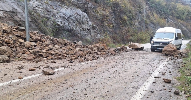 Heyelan ulaşımı aksattı