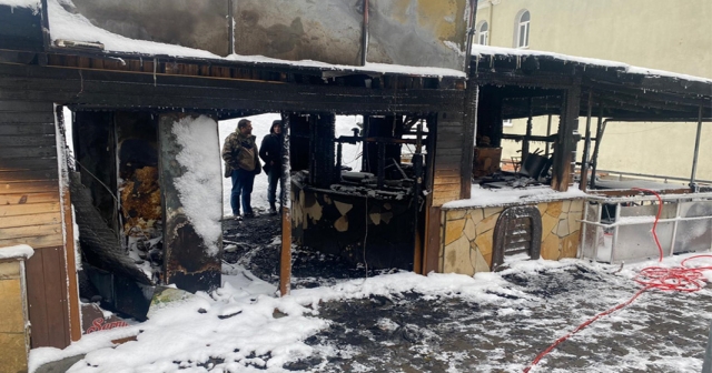 İki iş yeri yangında hasar gördü