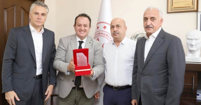 İŞ ADAMLARINA PLAKET