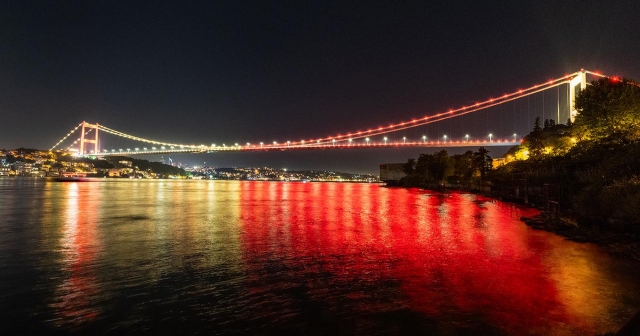 İstanbul'da köprüler sarı-kırmızı renklerle aydınlatıldı