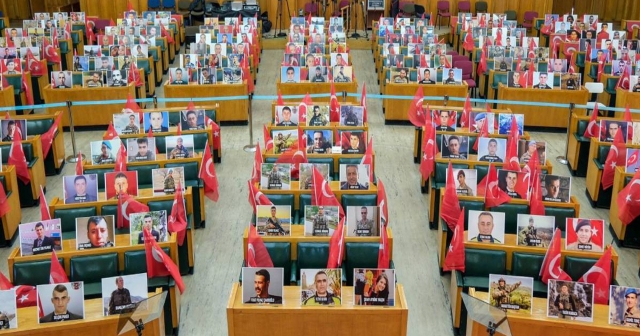 İYİ Parti'de toplantı öncesi tüm sıralara şehit fotoğrafları konuldu