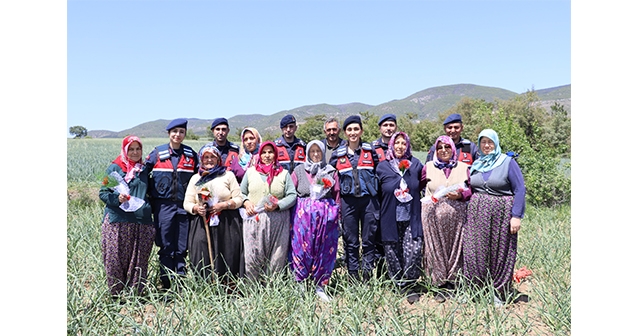 Jandarma tarlada çalışan kadınların Anneler Günü'nü kutladı