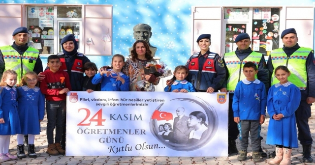 Jandarma ve öğrencilerden öğretmene sürpriz