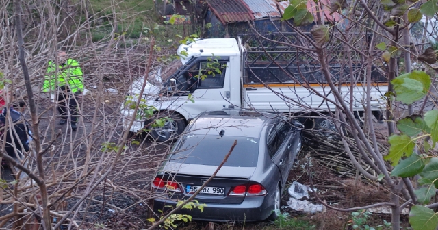 Kamyonete çarpan otomobildeki 2 kişi yaralandı