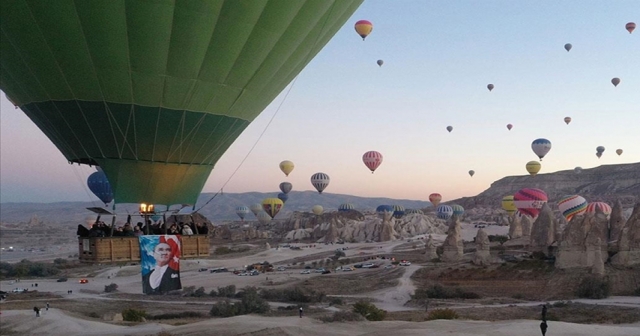 Kapadokya'da Balonlar 'Cumhuriyet' için Havalandı