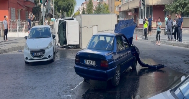 Kayseri'de Üç Kişiyi Yaralayan Kaza