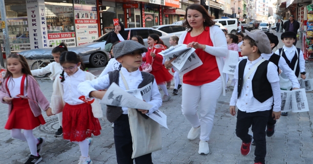 Öğrenciler gazete dağıttı