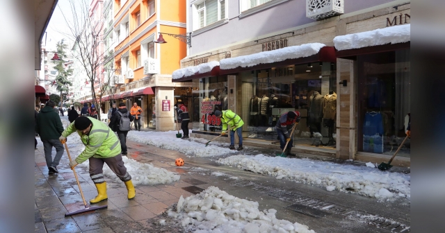 Büyükşehir Ekipleri Altınordu’da Kar Temizliğine Devam Ediyor