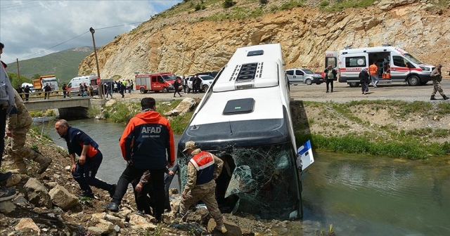 OTOBÜS DEREYE UÇTU 7 KİŞİ YARALANDI