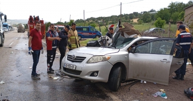 Otomobil ile TIR Çarpıştı: 2 Ölü, 3 Yaralı