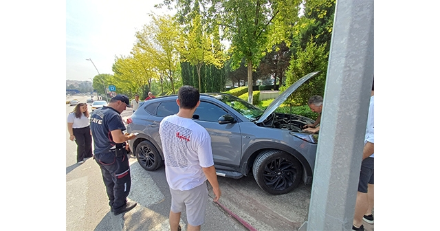 Otomobilin alt kısmına giren kedi yavrusu kurtarıldı