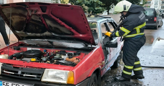 Park halindeki otomobilde yangın çıktı