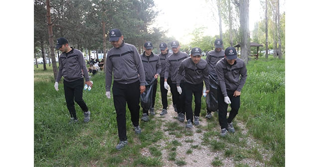 Polis adayları çevre temizliği yaptı