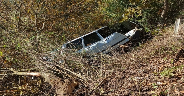 Polis aracına çarpıp kaçtı