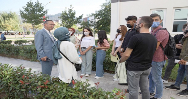 REKTÖR AKDOĞAN İLK GÜN  ÖĞRENCİLERLE BİR ARAYA GELDİ