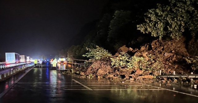 Rize'de Heyelan: Karadeniz Sahil Yolu Kapandı