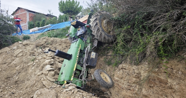 Şarampole düşen traktörün sürücüsü ağır yaralandı