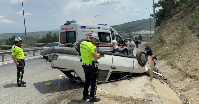 Takla atan otomobilde 2 kişi yaralandı