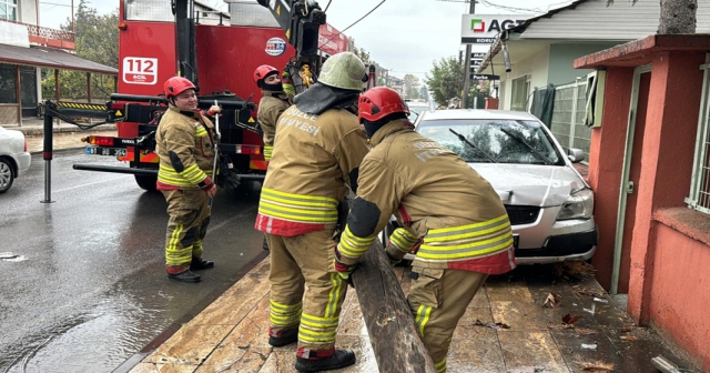 Telefon direğine çarpan otomobildeki 2 kişi yaralandı