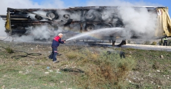 Tırda çıkan yangın hasara neden oldu