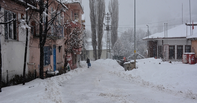 Tokat'ın Başçiftlik ilçesine kar yağdı.