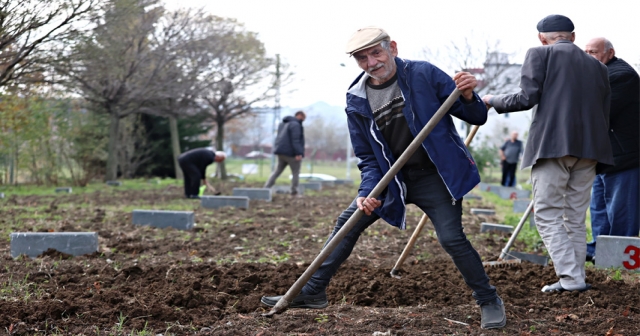 Toprakla uğraşarak yaşam sevinçlerini diri tutuyorlar