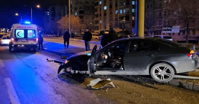 Trafik levhalarına çarpan otomobilin sürücüsü yaralandı