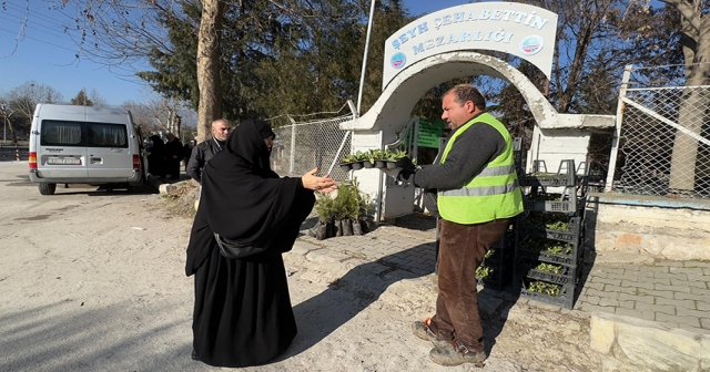 Turhal’da Regaip Kandili’nde Mezarlık Ziyaretçilerine Çiçek Dağıtımı