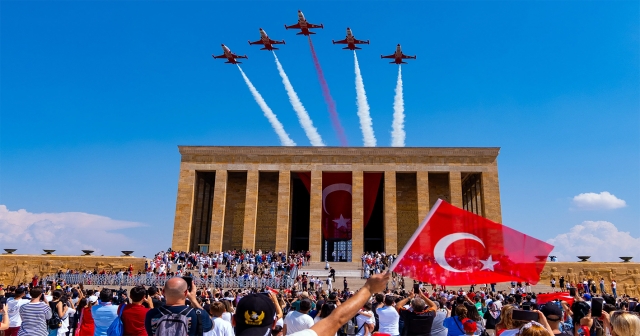 Türk Yıldızları'ndan 30 Ağustos'a özel Anıtkabir saygı uçuşu