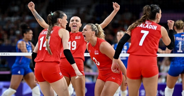 Türkiye voleybolda ilk rakibi Hollanda'yı 3-2 mağlup etti